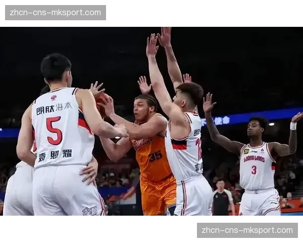 上海久事客场征战：先90-89险胜广州，再111-86大胜新疆